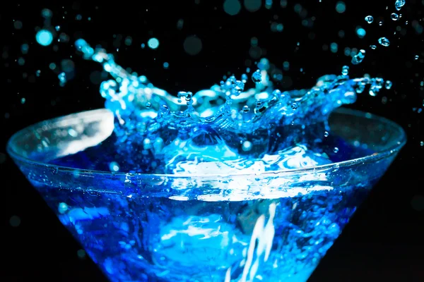 Cocktail spruzzi blu su nero — Foto Stock