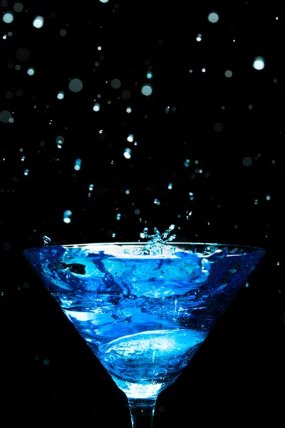 Cocktail spruzzi blu su nero — Foto Stock