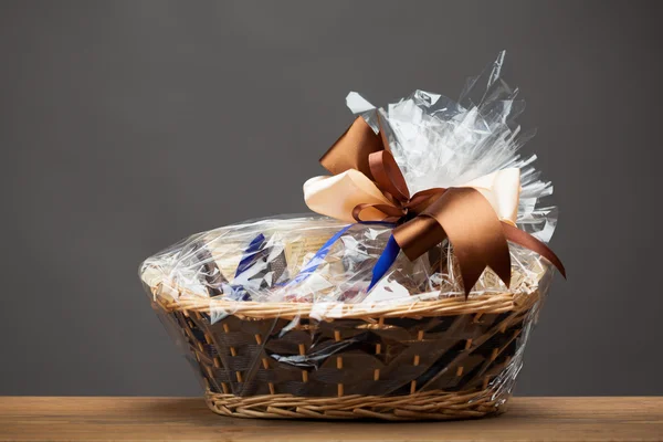 Gift in a basket — Stock Photo, Image