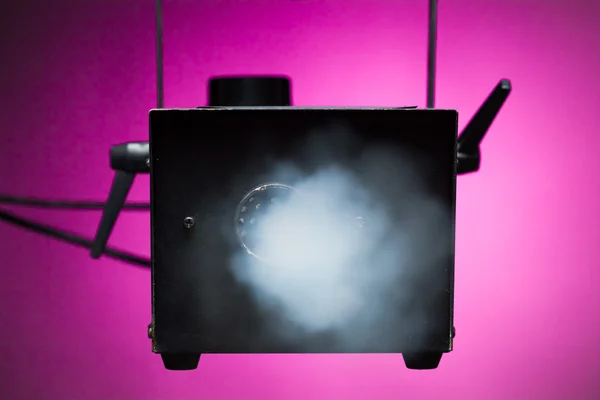 Дымовая машина в действии — стоковое фото