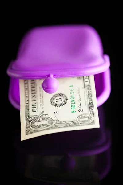 Фиолетовый бумажник с деньгами на черный — стоковое фото