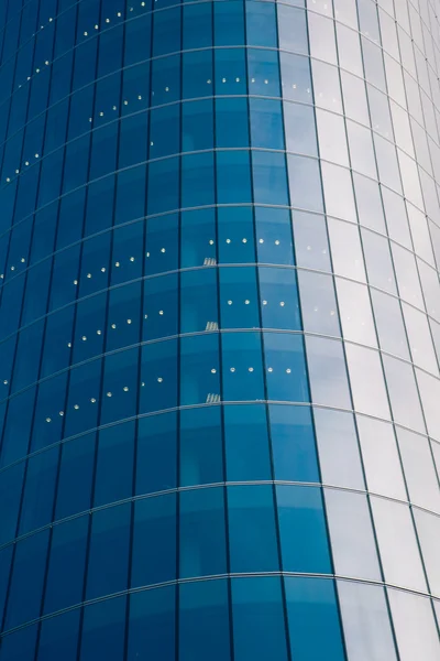 Fachada de vidrio del edificio de negocios — Foto de Stock