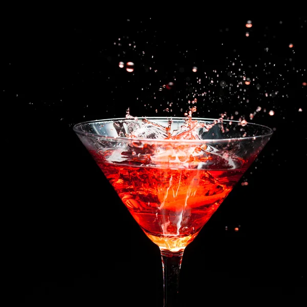 Rode spatten cocktail op zwart — Stockfoto