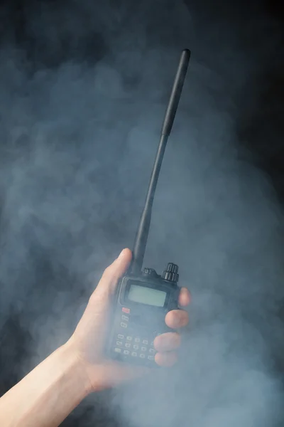 Professionell walkie-talkie radio i hand i rök — Stockfoto