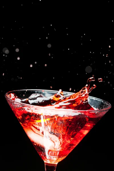 Красный брызг коктейля на черный — стоковое фото