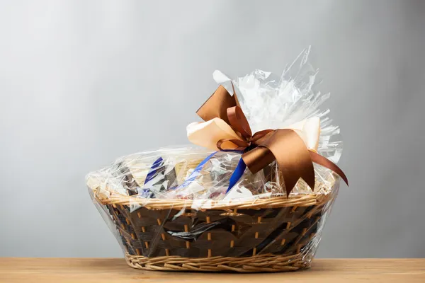 Gift in a basket — Stock Photo, Image