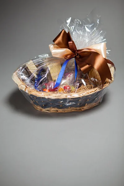 Cesta de regalo en gris — Foto de Stock