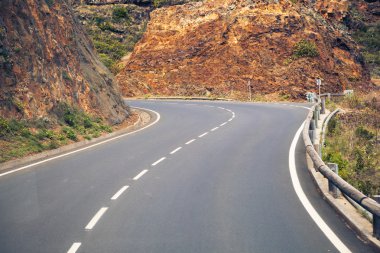 Yılan gibi dağ yolu