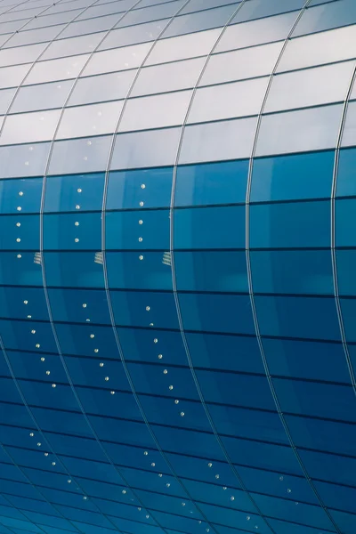 Fachada de vidrio del edificio de negocios — Foto de Stock