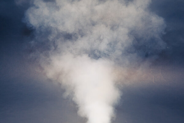 белый густой дымовой след
