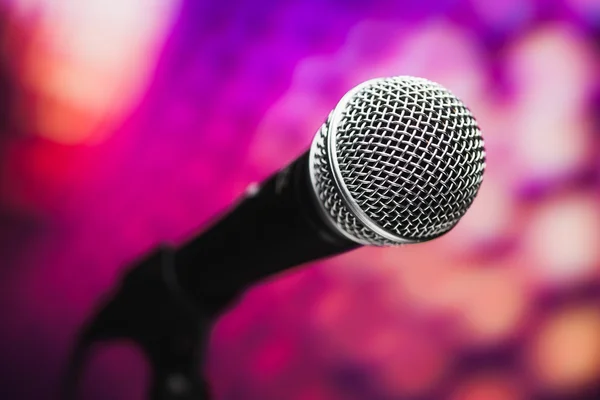 Microphone sur fond de disco violet — Photo