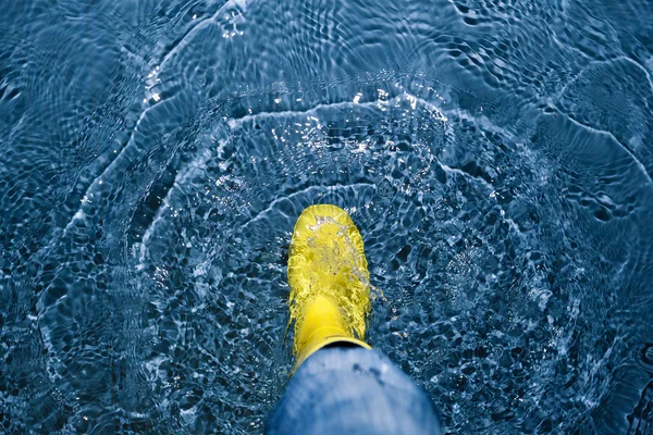 Éclaboussures de bottes en caoutchouc dans l'eau — Photo