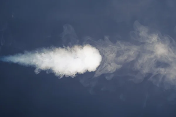 Біла щільна димова стежка — стокове фото