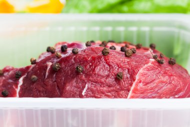 taze çiğ et ve sebze, beyaz arka plan