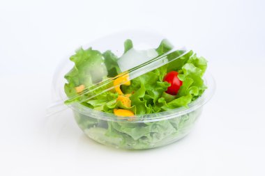 plastik kap içinde taze sebze salatası