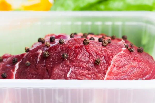 Čerstvé syrové maso a zelenina, bílé pozadí — Stock fotografie