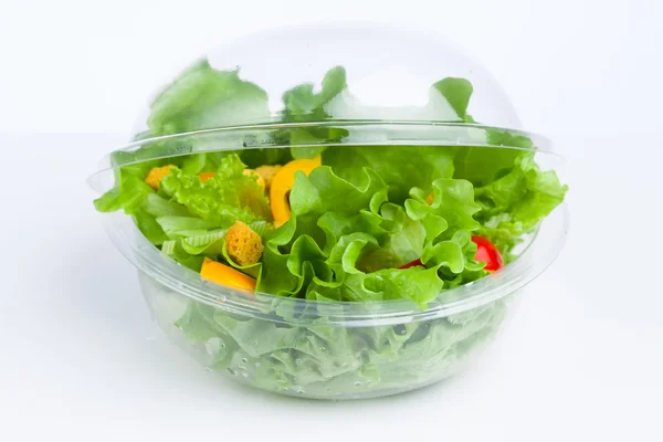 Ensalada de verduras frescas en recipiente de plástico —  Fotos de Stock