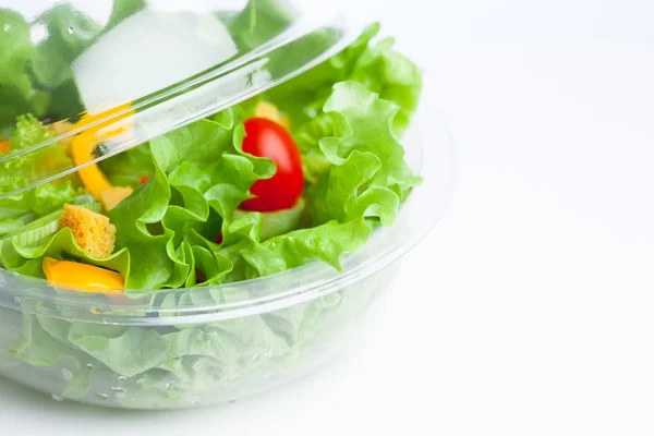 Salade de légumes frais en récipient plastique — Photo