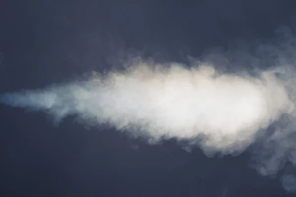 Beyaz yoğun duman izi — Stok fotoğraf