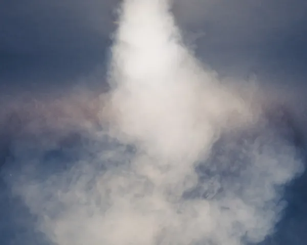 Rastro de humo denso blanco — Foto de Stock