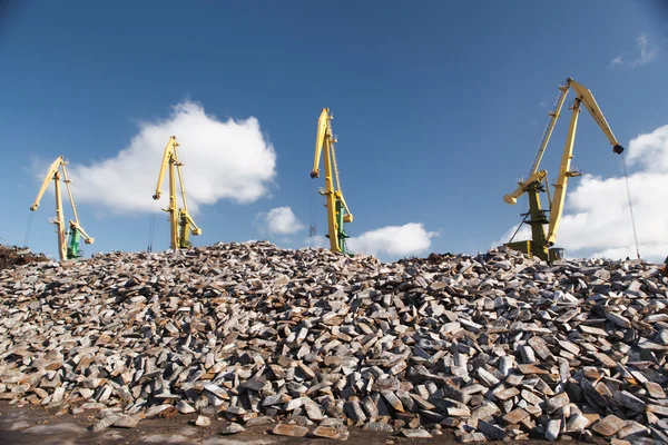 Cast iron (pig iron) loading — Stock Photo, Image