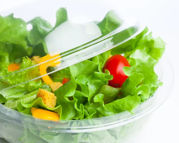 Salade de légumes frais en récipient plastique — Photo