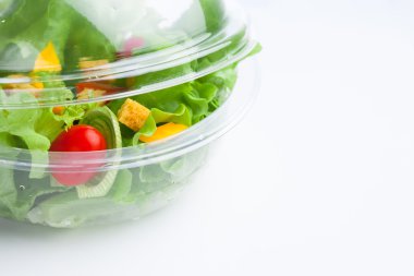 plastik kap içinde taze sebze salatası