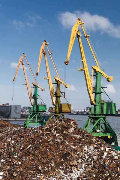 Scrap metal loading — Stock Photo, Image