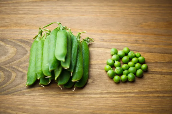 Groene erwten stapel en zaden — Stockfoto