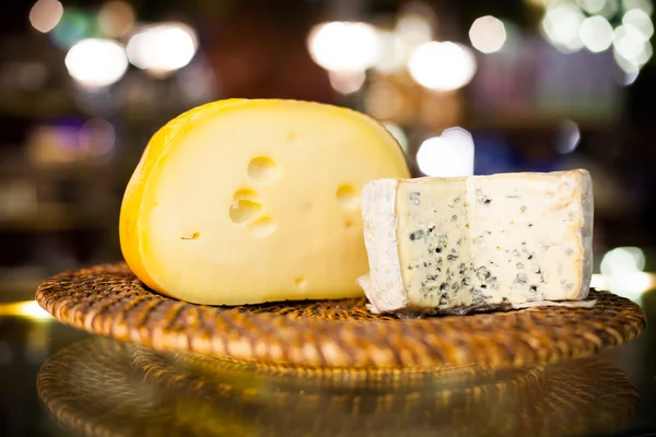 Maasdam ost och roquefortost — Stockfoto