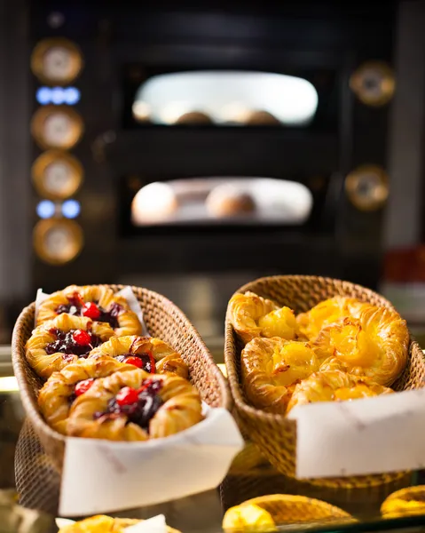 Fresh baked goods in the bakery — Stock Photo, Image