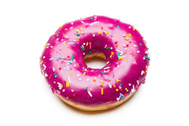 Lezzetli mor çörek, beyaz üzerine izole edilmiş.