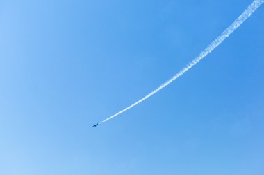 witte spoor van een straaljager op blauwe hemel