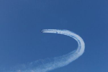 Mavi gökyüzü üzerinde jet savaşçıların beyaz yollar