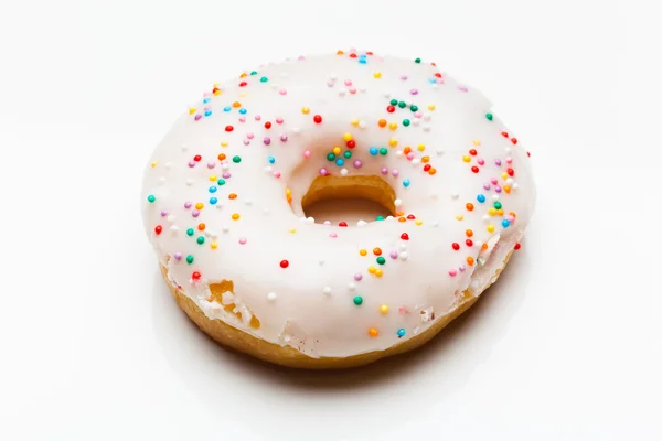 Sabroso donut blanco, aislado en blanco — Foto de Stock
