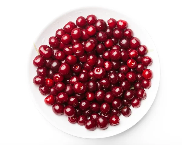 Cerises acides sur une assiette, isolées sur du blanc — Photo