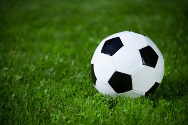 Çimlerin üzerinde futbol topu