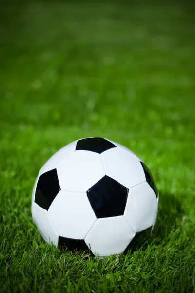 Bola de futebol na grama — Fotografia de Stock