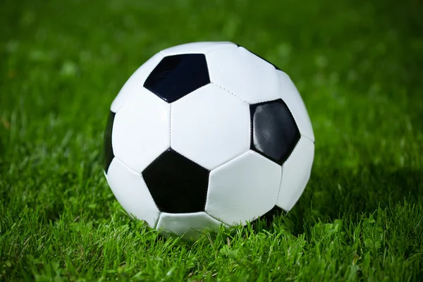 Bola de futebol na grama — Fotografia de Stock