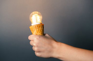 elini tutan led lamba dondurma koni, İnovasyon kavramı