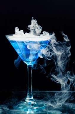 Mavi splash ve buz buharı ile kokteyl