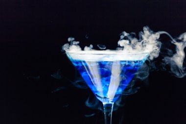Mavi splash ve buz buharı ile kokteyl