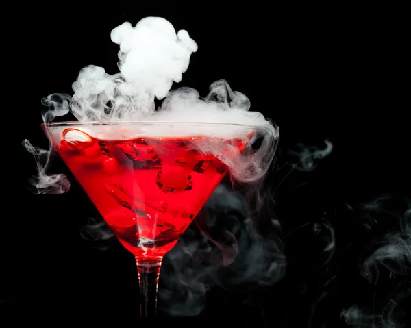 Cocktail vermelho com vapor de gelo — Fotografia de Stock