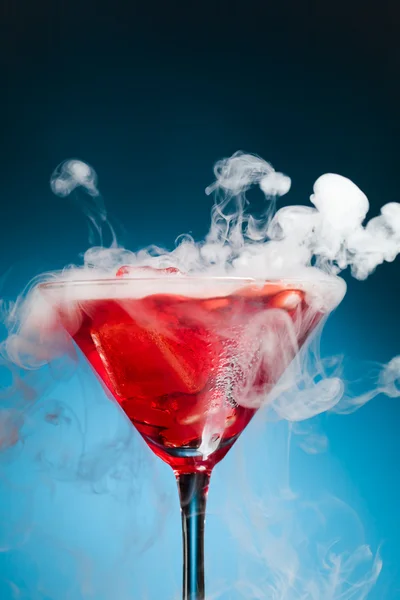 Roter Cocktail mit Eisdampf — Stockfoto