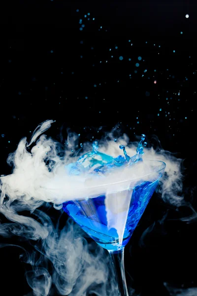 Mavi splash ve buz buharı ile kokteyl — Stok fotoğraf