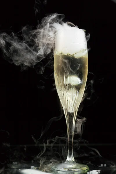 Champagne fluit met ijs damp — Stockfoto