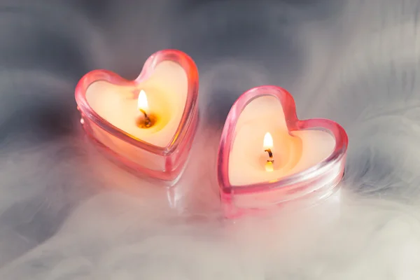 Ardendo corações de vela na névoa densa — Fotografia de Stock