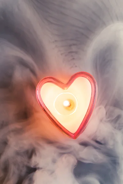 Hořící svíčka srdce v husté mlze — Stock fotografie