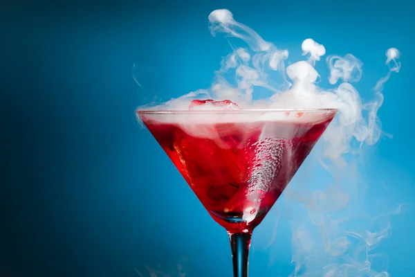 Roter Cocktail mit Eisdampf — Stockfoto