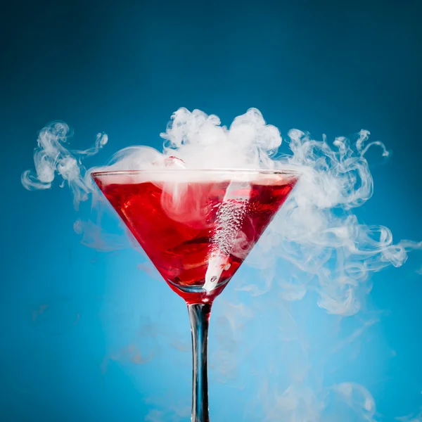 Rode cocktail met ijs damp — Stockfoto